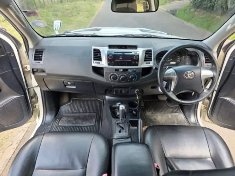 Toyota Hilux    - 2014