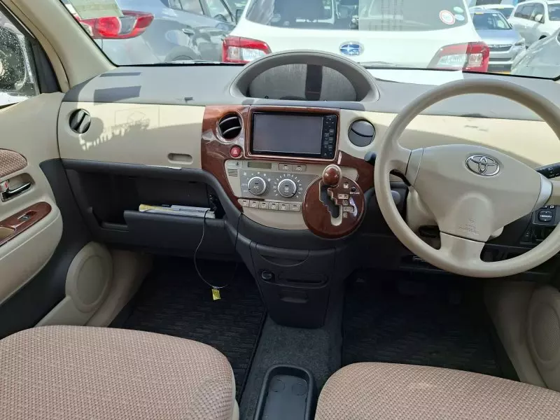 Toyota Sienta   - 2012