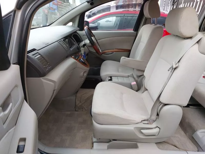 Toyota Isis    - 2009