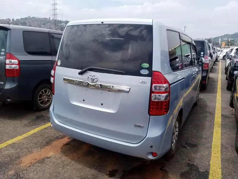 Toyota Noah   - 2012