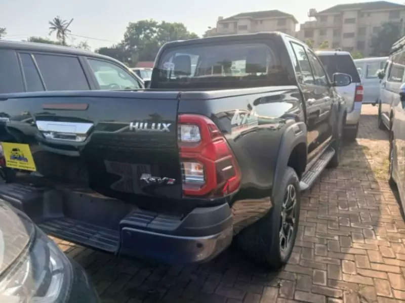 Toyota Hilux   - 2025