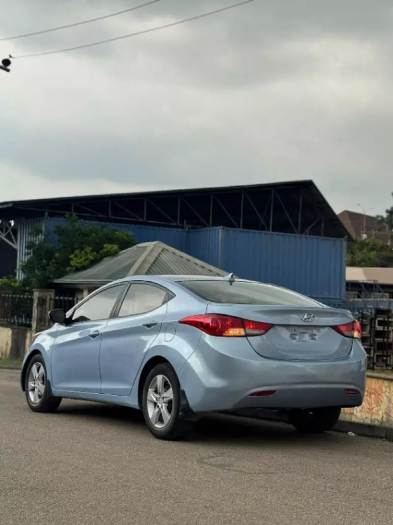Hyundai Elantra   - 2011