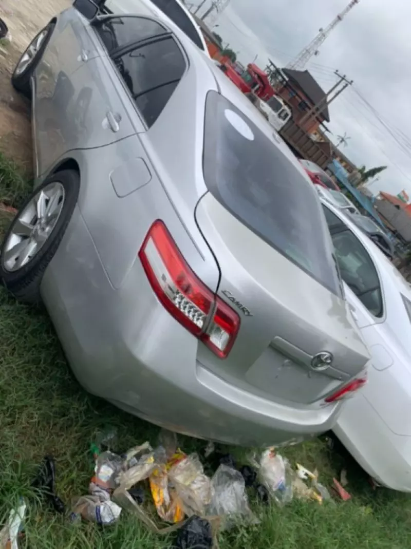 Toyota Camry   - 2010