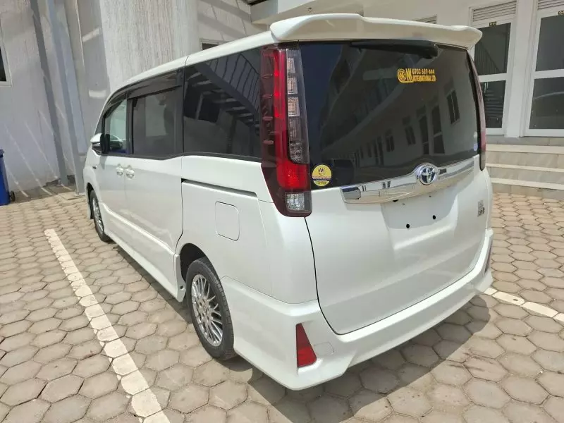 Toyota Noah Hybrid   - 2016