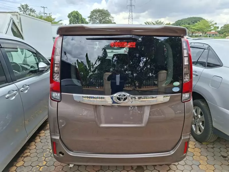 Toyota Noah   - 2016