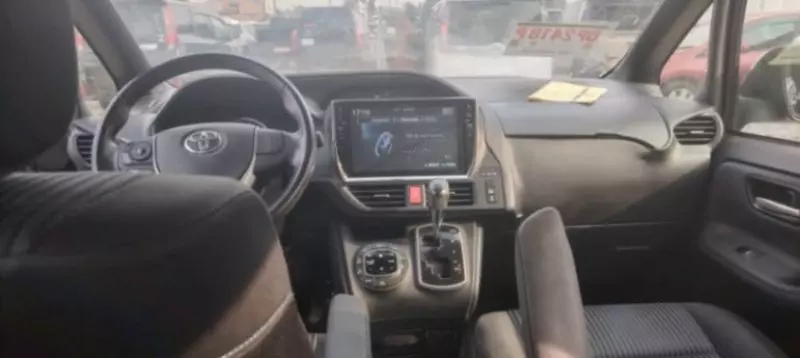 Toyota Noah   - 2014