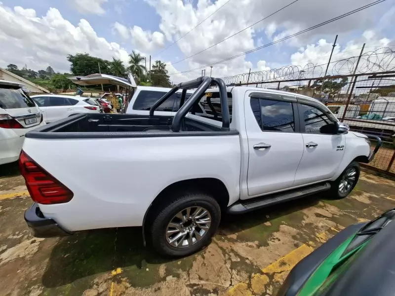 Toyota Hilux   - 2017