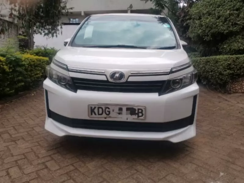 Toyota Voxy    - 2014