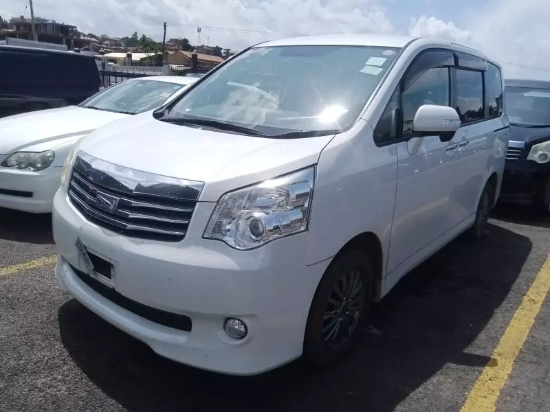 Toyota Noah   - 2012