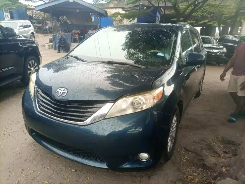 Toyota Sienna   - 2011