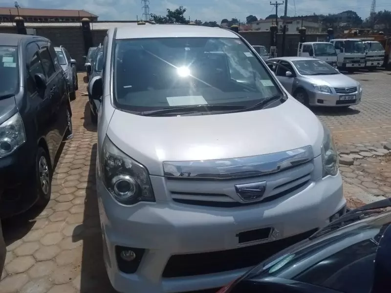 Toyota Noah   - 2012