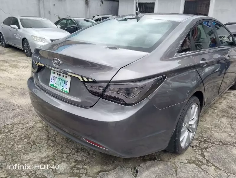 Hyundai Sonata   - 2011