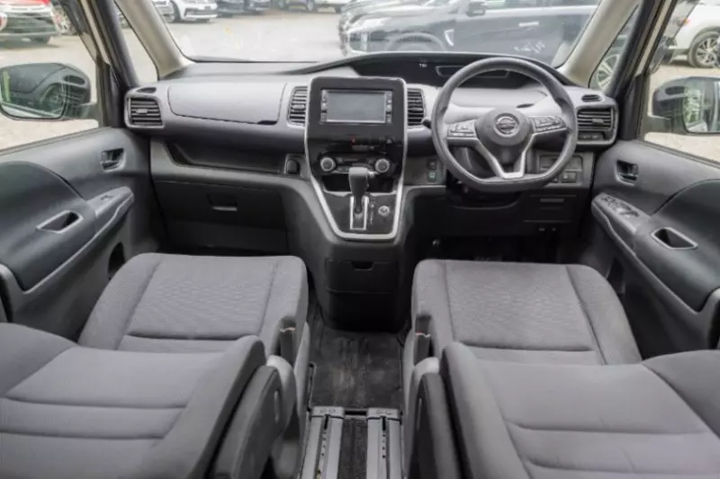 Nissan Serena   - 2018