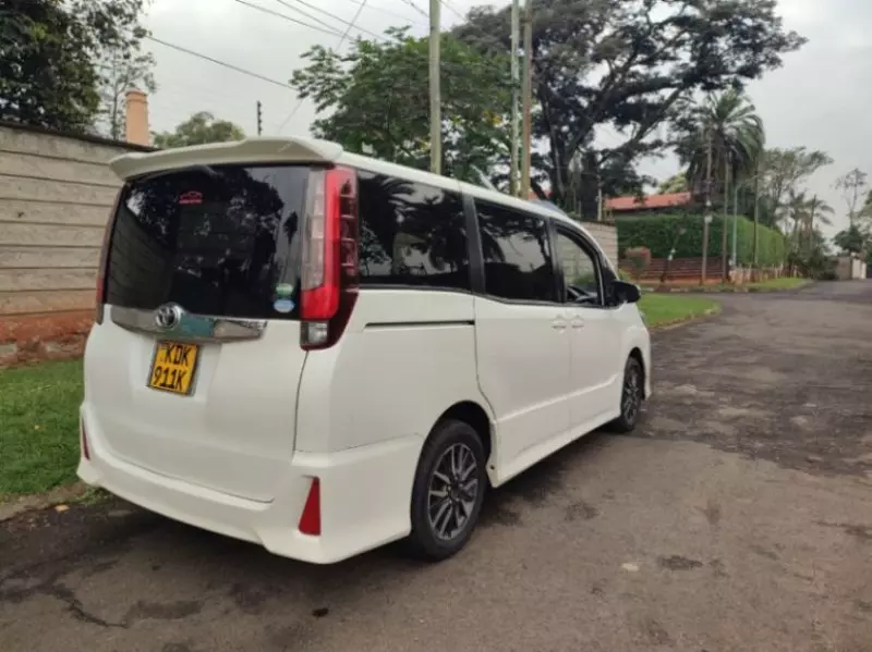 Toyota Noah   - 2015