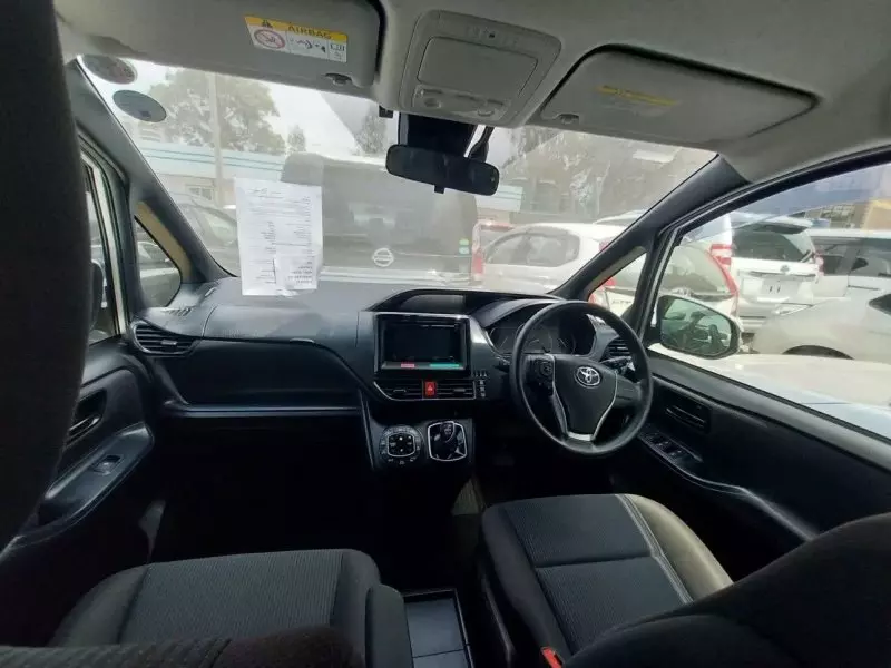 Toyota Noah   - 2017