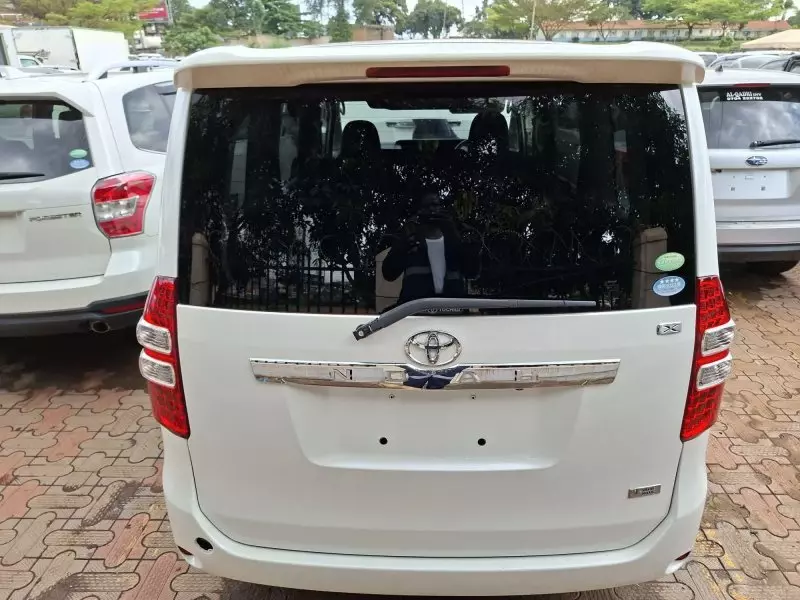 Toyota Noah   - 2012