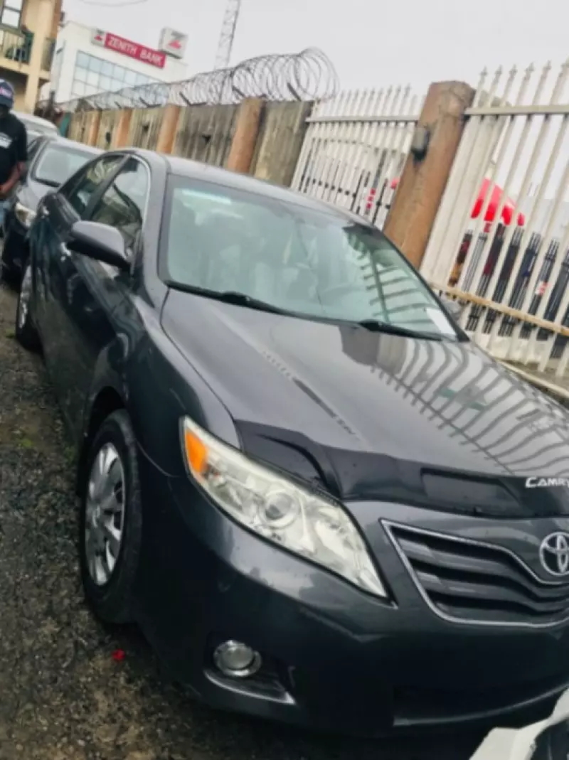 Toyota Camry   - 2010
