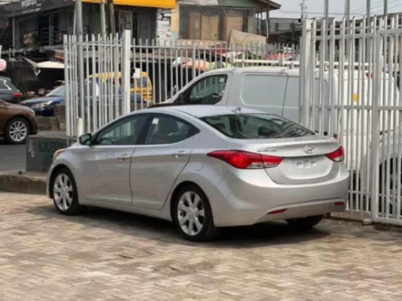 Hyundai Elantra   - 2013