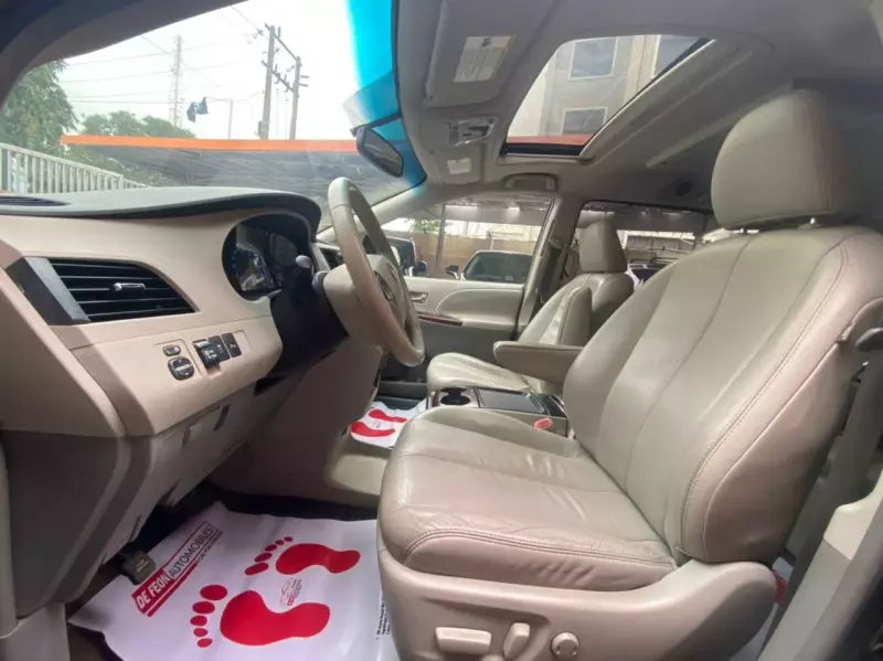 Toyota Sienna   - 2011