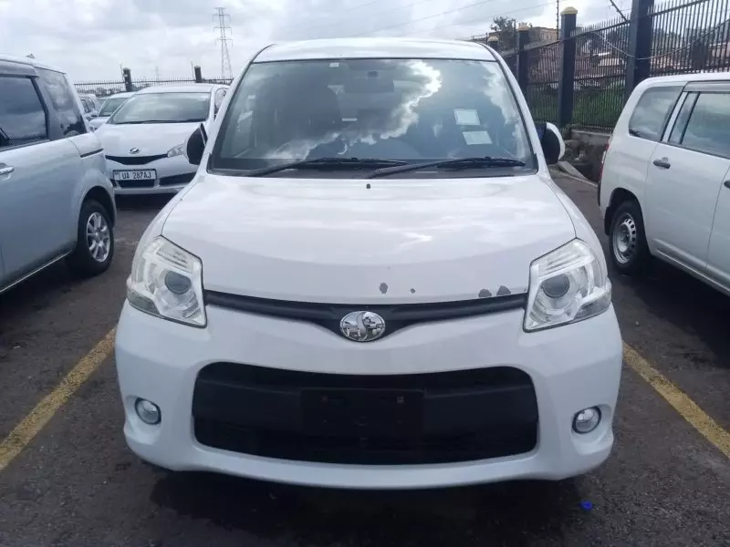 Toyota Sienta   - 2012