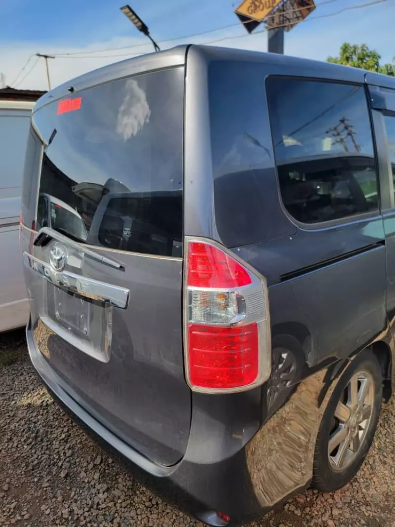 Toyota Noah   - 2009