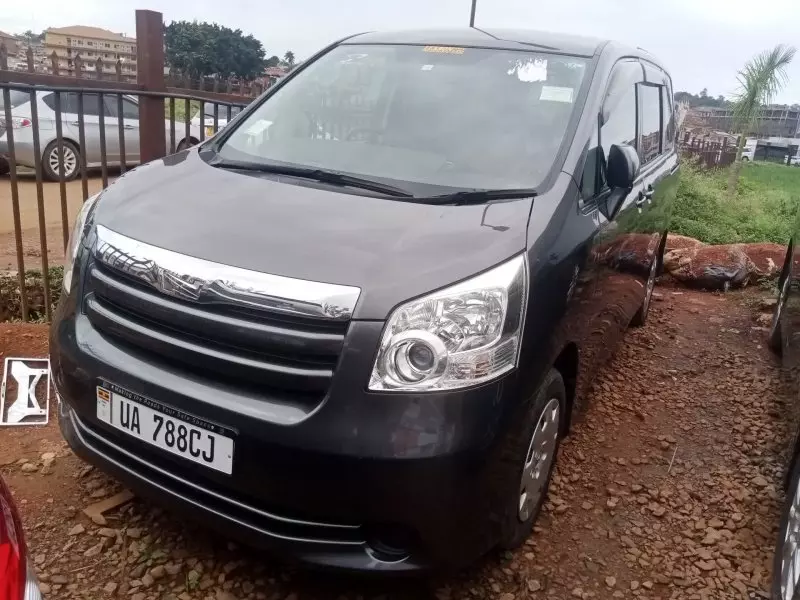 Toyota Noah   - 2010