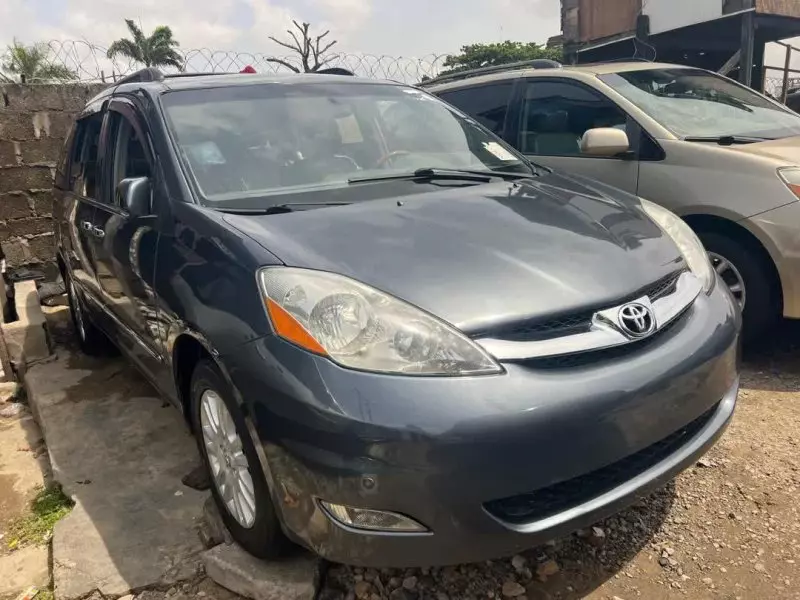 Toyota Sienna   - 2010