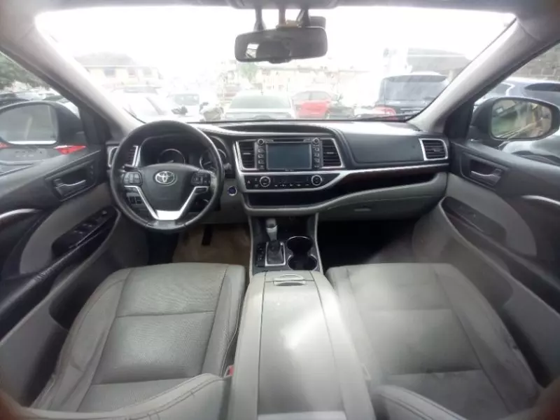 Toyota Highlander   - 2016
