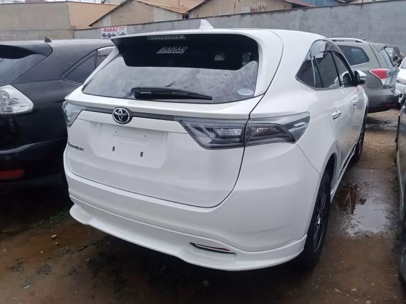 Toyota Harrier   - 2016