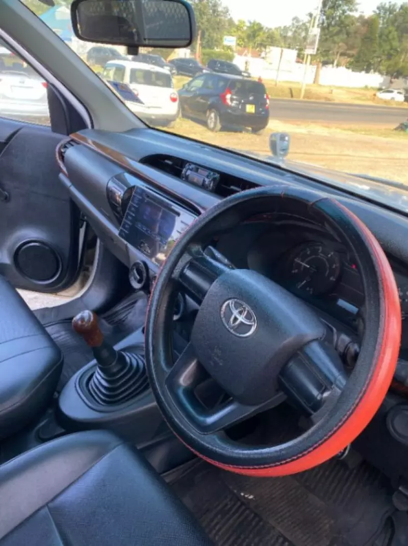 Toyota Hilux    - 2017