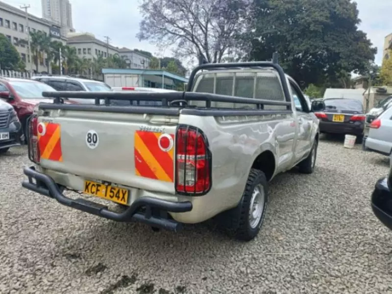 Toyota Hilux    - 2015