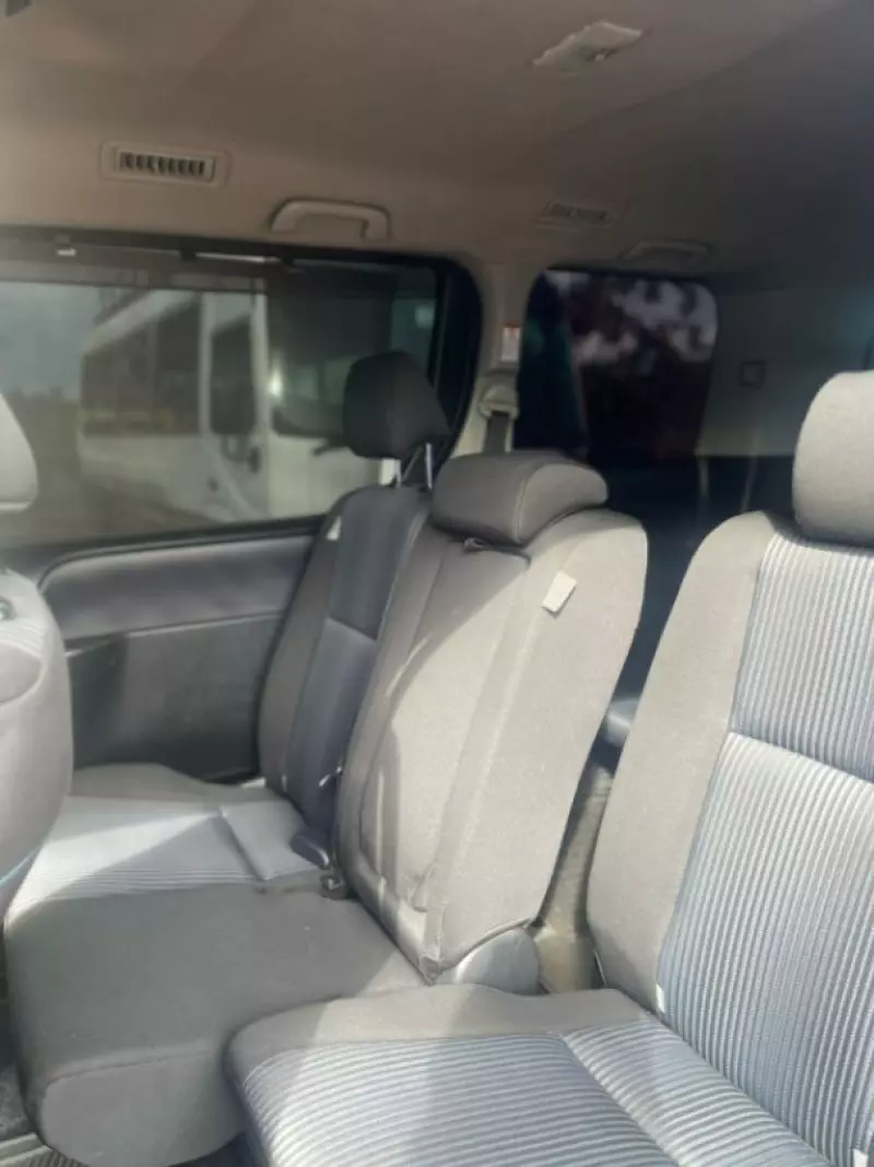 Toyota Voxy    - 2014