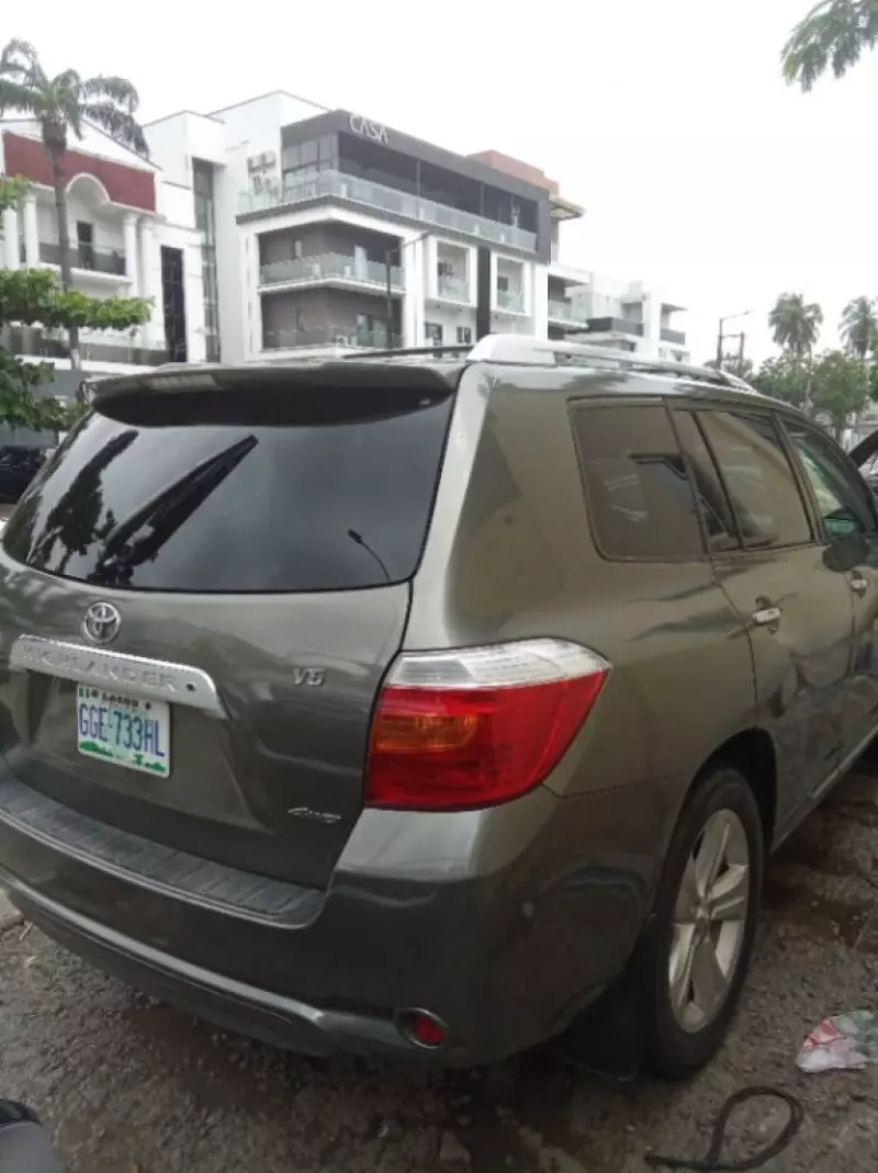 Toyota Highlander   - 2011