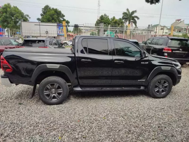 Toyota Hilux   - 2020