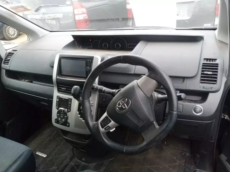 Toyota Noah   - 2012