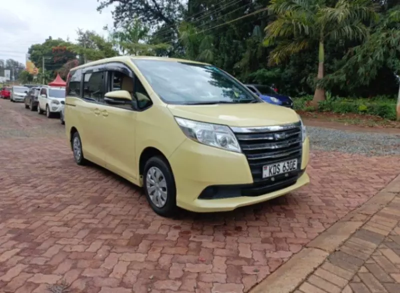 Toyota Noah   - 2017