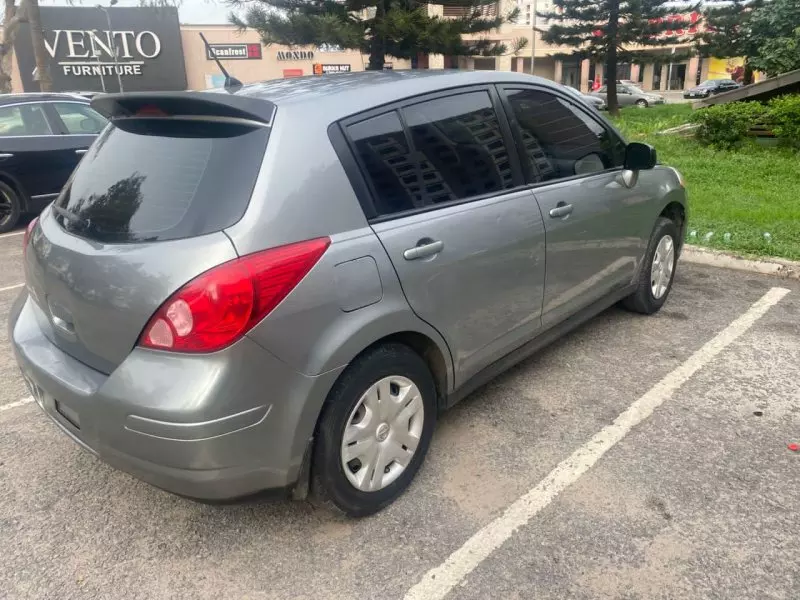 Nissan Versa   - 2010
