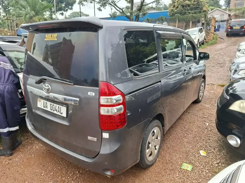 Toyota Noah   - 2010