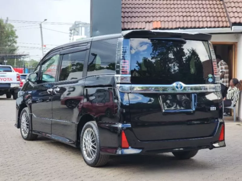 Toyota Voxy    - 2018