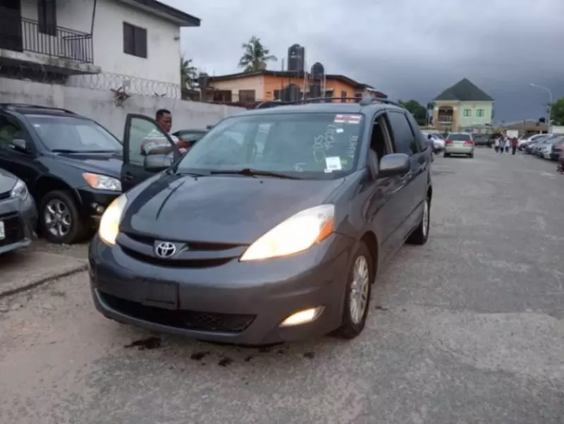 Toyota Sienna   - 2009