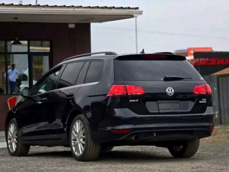 Volkswagen Golf   - 2016