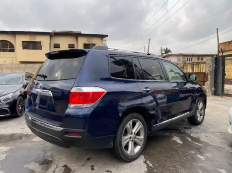 Toyota Highlander   - 2013