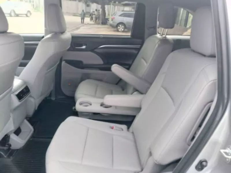 Toyota Highlander   - 2016