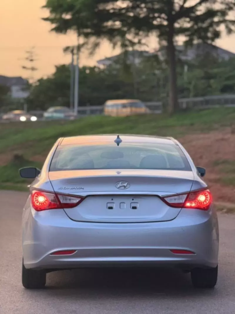 Hyundai Sonata   - 2012