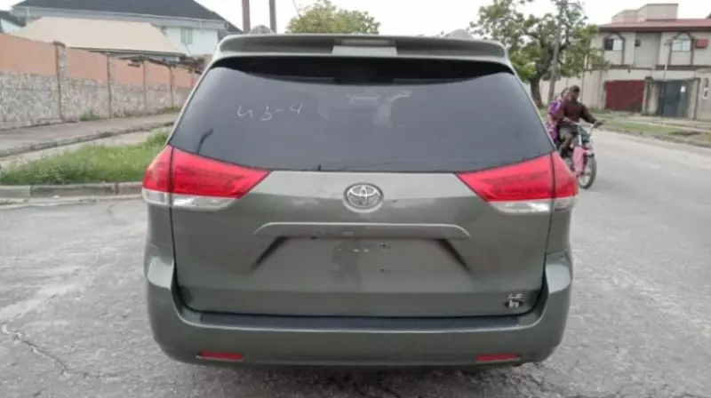 Toyota Sienna   - 2011