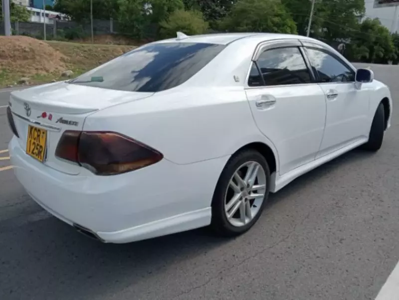 Toyota Crown   - 2011