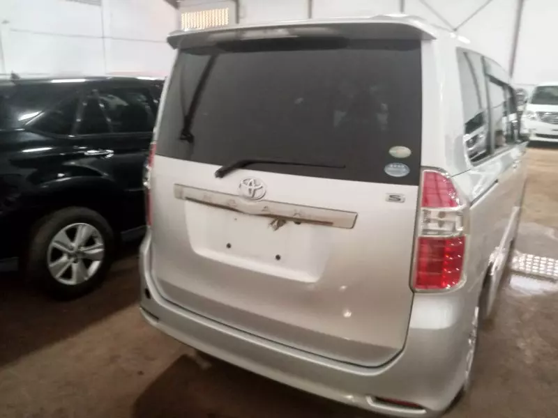 Toyota Noah   - 2009