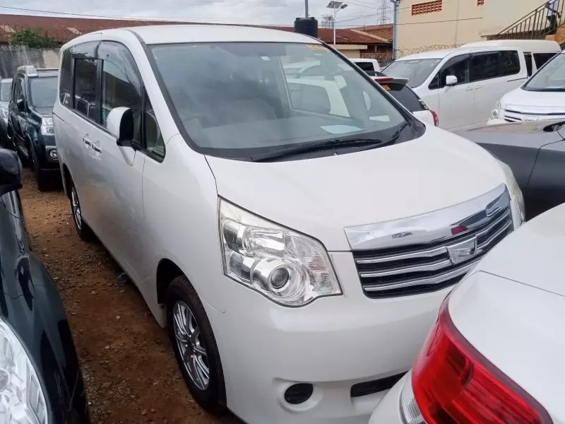 Toyota Noah   - 2012