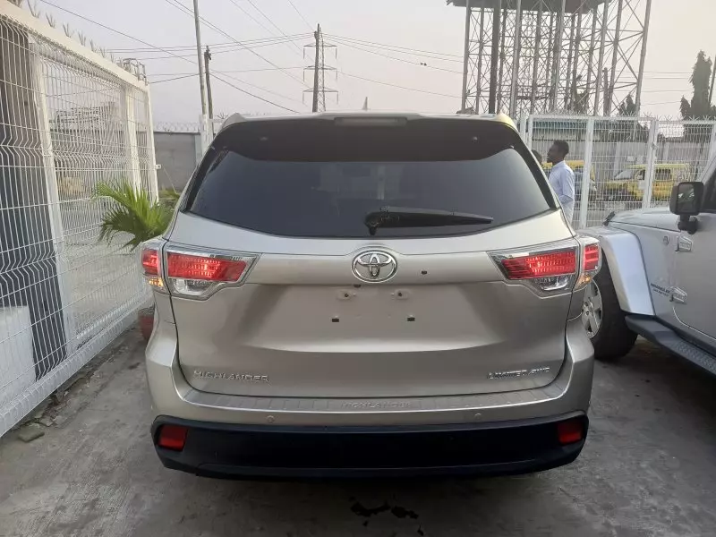 Toyota Highlander   - 2015