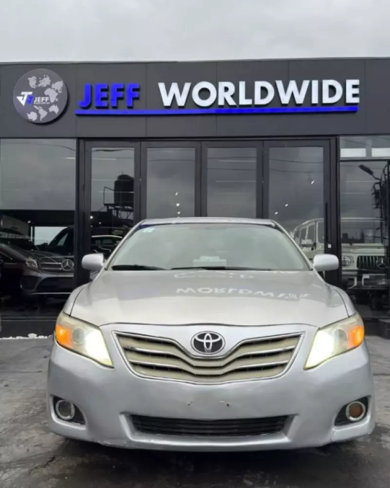 Toyota Camry   - 2010
